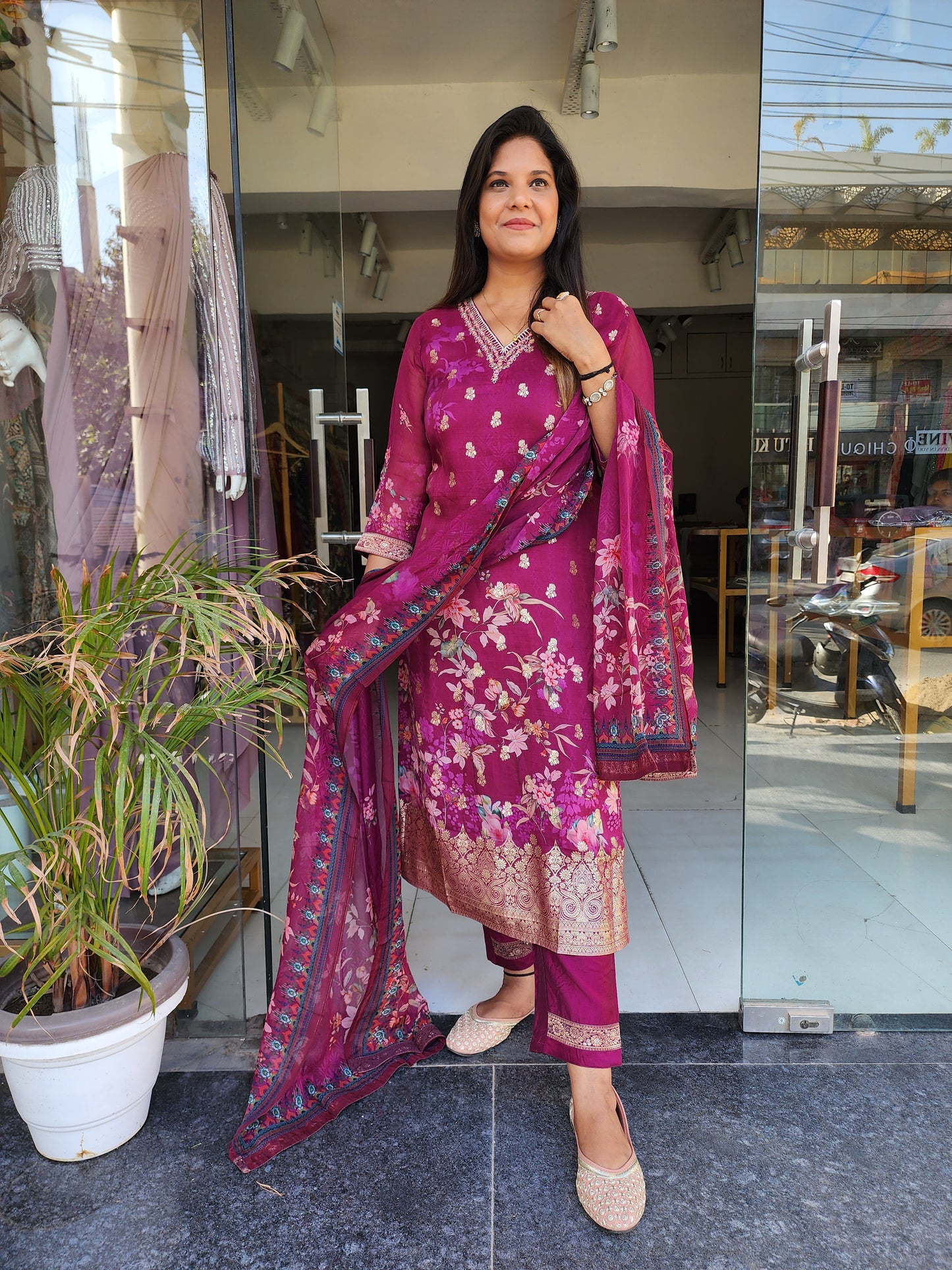 PLUM FLORAL PRINT EMBROIDERED WEAVING STRAIGHT SUIT