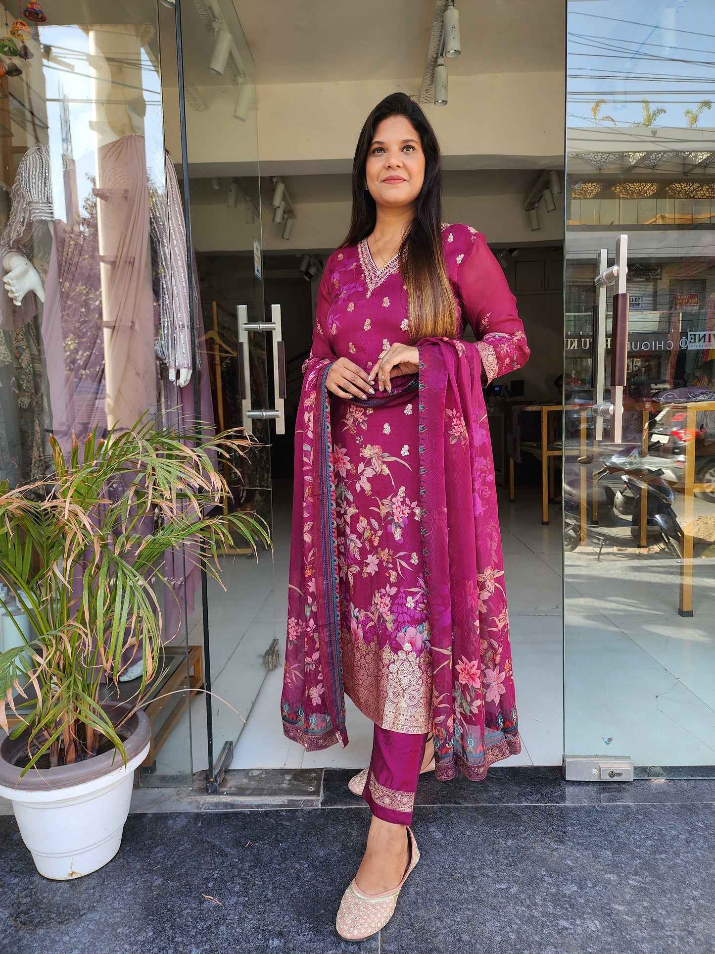 PLUM FLORAL PRINT EMBROIDERED WEAVING STRAIGHT SUIT