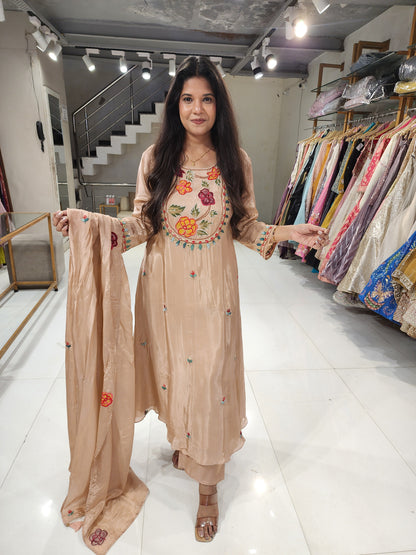A line crepe floral embroided suit