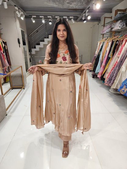 A line crepe floral embroided suit