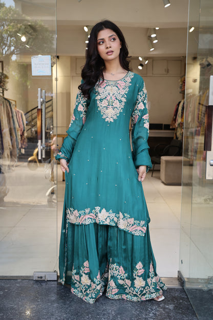 Thread embroided crepe garara suit