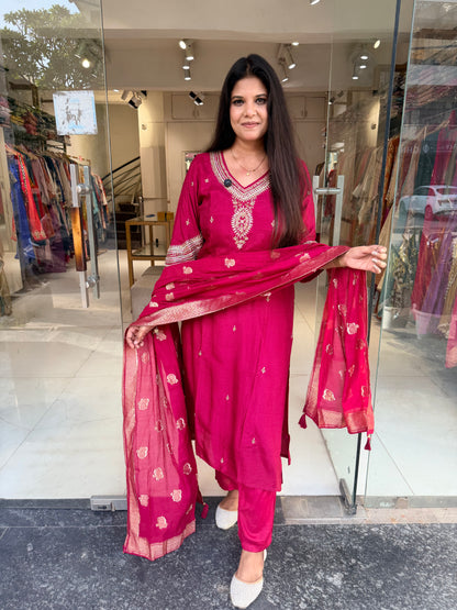 Celebrity style temple look suit