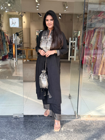 Black centre slit potli outfit